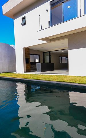 Casa de condomínio à venda com 359m², 4 quartos e 4 vagas Casa de condomínio à venda com 359m², 4 quartos e 4 vagasÁrea externa - Piscina