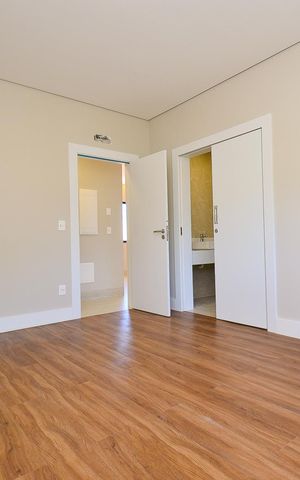 Casa de condomínio à venda com 359m², 4 quartos e 4 vagas Casa de condomínio à venda com 359m², 4 quartos e 4 vagasSemi Suíte 1