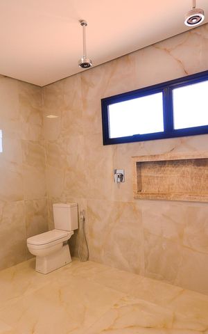 Casa de condomínio à venda com 359m², 4 quartos e 4 vagas Casa de condomínio à venda com 359m², 4 quartos e 4 vagasBanheiro Suíte Master