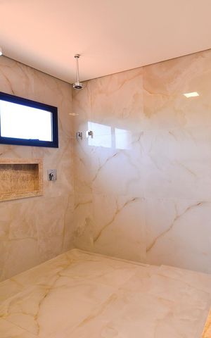 Casa de condomínio à venda com 359m², 4 quartos e 4 vagas Casa de condomínio à venda com 359m², 4 quartos e 4 vagasBanheiro Suíte Master