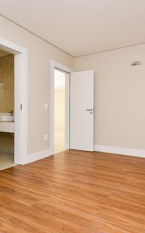 Casa de condomínio à venda com 359m², 4 quartos e 4 vagas Casa de condomínio à venda com 359m², 4 quartos e 4 vagasSuíte 3