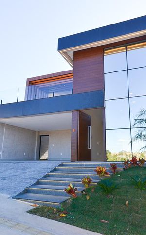 Casa de condomínio à venda com 359m², 4 quartos e 4 vagas Casa de condomínio à venda com 359m², 4 quartos e 4 vagasFachada da Casa