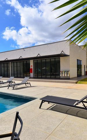 Casa de condomínio à venda com 359m², 4 quartos e 4 vagas Casa de condomínio à venda com 359m², 4 quartos e 4 vagasÁrea comum - Piscina