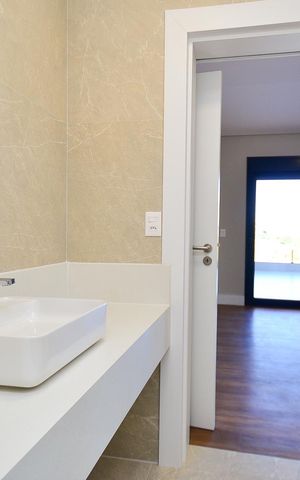Casa de condomínio à venda com 359m², 4 quartos e 4 vagas Casa de condomínio à venda com 359m², 4 quartos e 4 vagasBanheiro Semi-Suíte