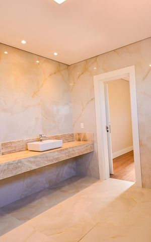 Casa de condomínio à venda com 359m², 4 quartos e 4 vagas Casa de condomínio à venda com 359m², 4 quartos e 4 vagasBanheiro Suíte Master
