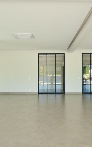 Casa de condomínio à venda com 359m², 4 quartos e 4 vagas Casa de condomínio à venda com 359m², 4 quartos e 4 vagasÁrea comum - Salão de festas