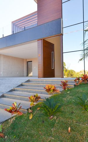 Casa de condomínio à venda com 359m², 4 quartos e 4 vagas Casa de condomínio à venda com 359m², 4 quartos e 4 vagasFachada da Casa