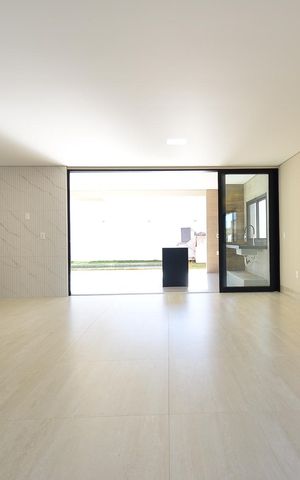 Casa de condomínio à venda com 359m², 4 quartos e 4 vagas Casa de condomínio à venda com 359m², 4 quartos e 4 vagasSala de Jantar