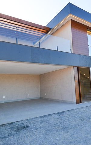 Casa de condomínio à venda com 359m², 4 quartos e 4 vagas Casa de condomínio à venda com 359m², 4 quartos e 4 vagasGaragem