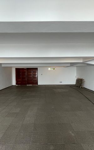 Casa à venda com 243m², 3 quartos e 7 vagas Casa à venda com 243m², 3 quartos e 7 vagasGaragem