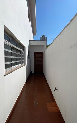 Casa à venda com 243m², 3 quartos e 7 vagas Casa à venda com 243m², 3 quartos e 7 vagasCorredor lateral