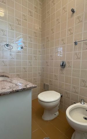 Casa à venda com 243m², 3 quartos e 7 vagas Casa à venda com 243m², 3 quartos e 7 vagasBanheiro Social