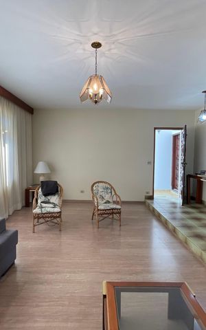 Casa à venda com 243m², 3 quartos e 7 vagas Casa à venda com 243m², 3 quartos e 7 vagasSala