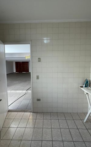 Casa à venda com 243m², 3 quartos e 7 vagas Casa à venda com 243m², 3 quartos e 7 vagasÁrea de Serviço
