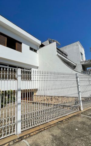 Casa à venda com 243m², 3 quartos e 7 vagas Casa à venda com 243m², 3 quartos e 7 vagasFachada