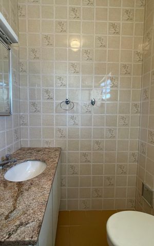 Casa à venda com 243m², 3 quartos e 7 vagas Casa à venda com 243m², 3 quartos e 7 vagasBanheiro Social