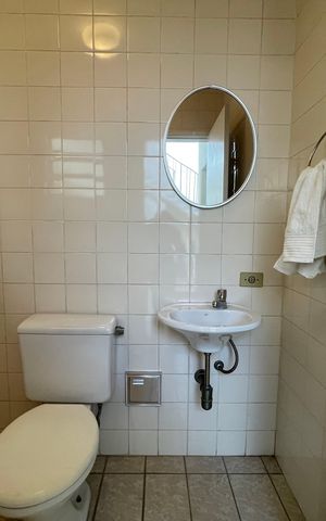 Casa à venda com 243m², 3 quartos e 7 vagas Casa à venda com 243m², 3 quartos e 7 vagasBanheiro Social 2