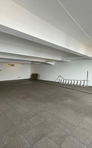 Casa à venda com 243m², 3 quartos e 7 vagas Casa à venda com 243m², 3 quartos e 7 vagasGaragem