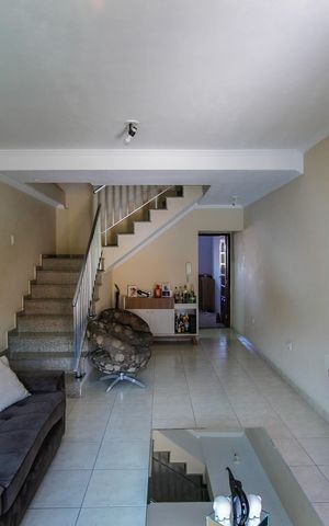 Casa à venda com 175m², 3 quartos e 3 vagas Casa à venda com 175m², 3 quartos e 3 vagasSala
