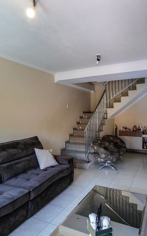 Casa à venda com 175m², 3 quartos e 3 vagas Casa à venda com 175m², 3 quartos e 3 vagasSala