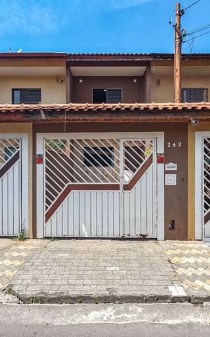 Casa à venda com 175m², 3 quartos e 3 vagas Casa à venda com 175m², 3 quartos e 3 vagasFachada