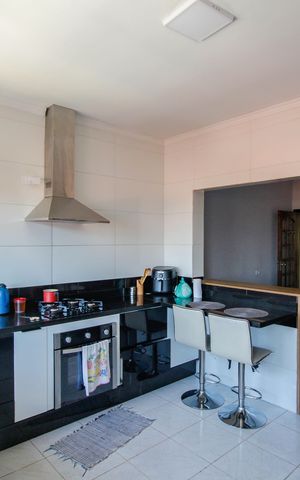 Casa à venda com 175m², 3 quartos e 3 vagas Casa à venda com 175m², 3 quartos e 3 vagasCozinha