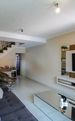 Casa à venda com 175m², 3 quartos e 3 vagas Casa à venda com 175m², 3 quartos e 3 vagasSala
