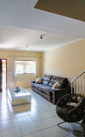 Casa à venda com 175m², 3 quartos e 3 vagas Casa à venda com 175m², 3 quartos e 3 vagasSala