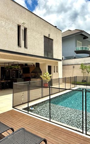 Casa de condomínio à venda com 533m², 4 quartos e 4 vagas Casa de condomínio à venda com 533m², 4 quartos e 4 vagasPiscina