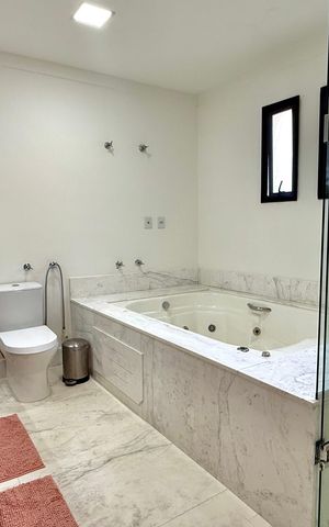Casa de condomínio à venda com 533m², 4 quartos e 4 vagas Casa de condomínio à venda com 533m², 4 quartos e 4 vagasBanheiro