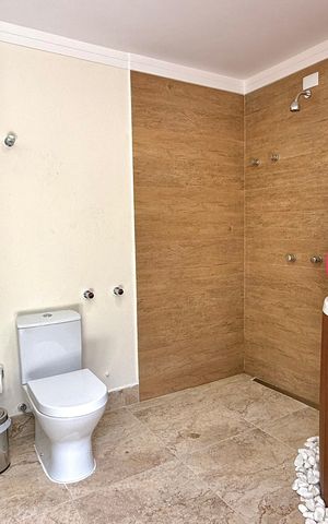 Casa de condomínio à venda com 533m², 4 quartos e 4 vagas Casa de condomínio à venda com 533m², 4 quartos e 4 vagasBanheiro