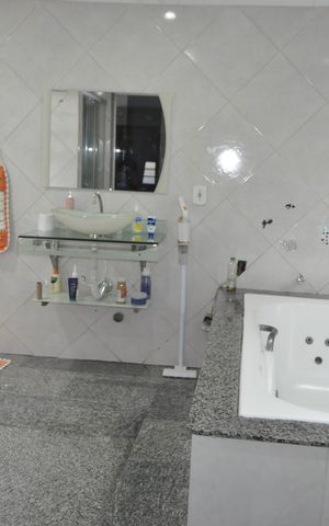 Casa à venda com 240m², 4 quartos e sem vagaBanheiro da Suíte