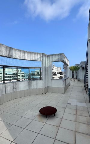 Apartamento à venda com 240m², 3 quartos e 2 vagas Apartamento à venda com 240m², 3 quartos e 2 vagasVaranda