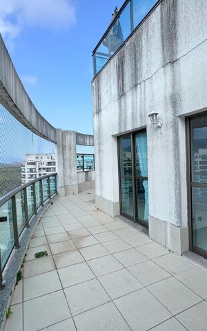 Apartamento à venda com 240m², 3 quartos e 2 vagas Apartamento à venda com 240m², 3 quartos e 2 vagasVaranda