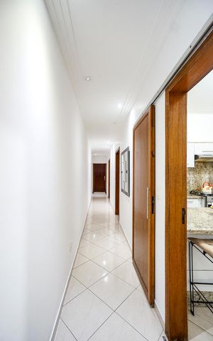 Casa à venda com 366m², 5 quartos e 2 vagas Casa à venda com 366m², 5 quartos e 2 vagasCorredor dos quartos