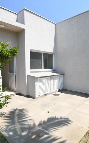Casa de condomínio à venda com 156m², 2 quartos e 4 vagasQuintal