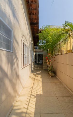 Casa à venda com 209m², 3 quartos e 2 vagas Casa à venda com 209m², 3 quartos e 2 vagasCorredor Lateral