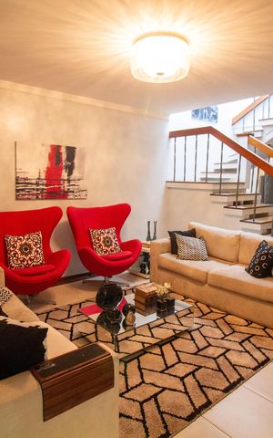 Casa à venda com 242m², 4 quartos e 3 vagas Casa à venda com 242m², 4 quartos e 3 vagasSala