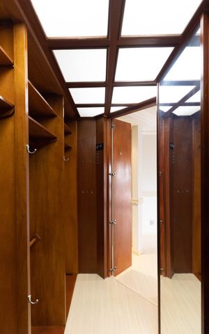 Apartamento à venda com 177m², 3 quartos e 3 vagas Apartamento à venda com 177m², 3 quartos e 3 vagasCloset da Suíte 1