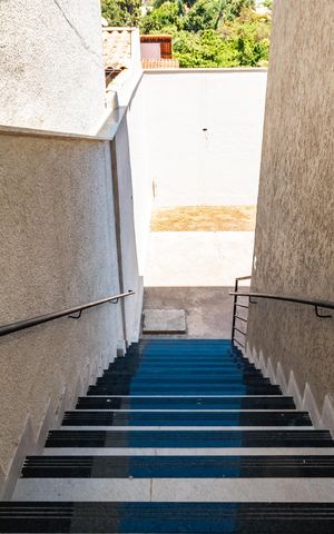 Casa à venda com 200m², 3 quartos e 2 vagasEscada Externa