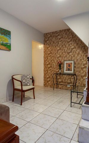 Casa à venda com 191m², 4 quartos e 4 vagas Casa à venda com 191m², 4 quartos e 4 vagasEdícula