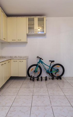 Casa à venda com 191m², 4 quartos e 4 vagas Casa à venda com 191m², 4 quartos e 4 vagasEdícula