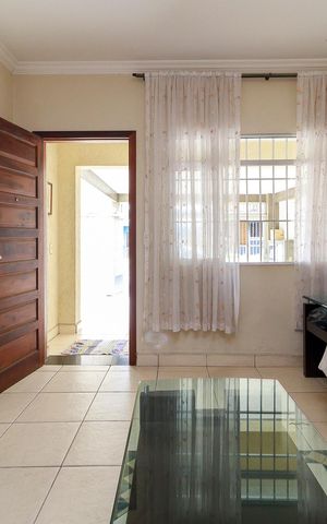 Casa à venda com 191m², 4 quartos e 4 vagas Casa à venda com 191m², 4 quartos e 4 vagasSala