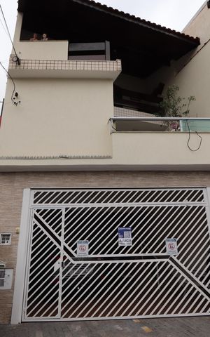 Casa para alugar com 250m², 4 quartos e 1 vagaFachada