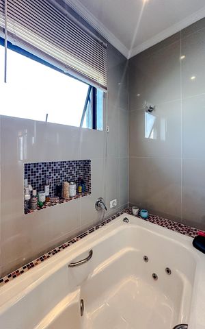 Casa à venda com 238m², 6 quartos e 4 vagasBanheiro da Suíte 3