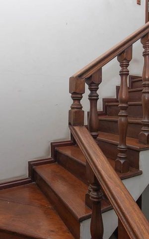 Casa à venda com 540m², 4 quartos e 5 vagas Casa à venda com 540m², 4 quartos e 5 vagasEscada
