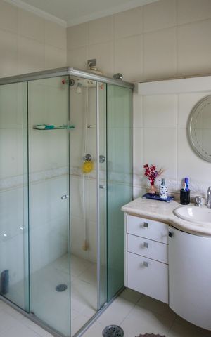 Casa para alugar com 400m², 4 quartos e 8 vagas Casa para alugar com 400m², 4 quartos e 8 vagasBanheiro da Suíte 3