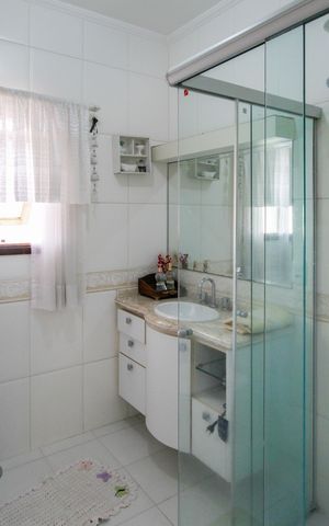 Casa para alugar com 400m², 4 quartos e 8 vagas Casa para alugar com 400m², 4 quartos e 8 vagasBanheiro da Suíte 4