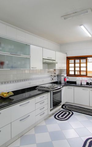 Casa para alugar com 400m², 4 quartos e 8 vagas Casa para alugar com 400m², 4 quartos e 8 vagasCozinha