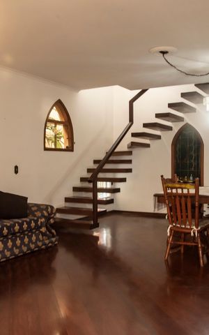 Casa à venda com 250m², 3 quartos e 3 vagasSala